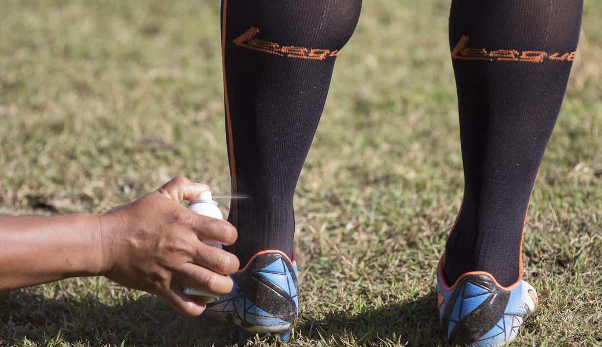 Kaki dari pemain Persija, Gunawan Dwi Cahyo mendapatkan pengobatan saat latihan jelang laga Piala Presiden melawan Persita di Lapangan Trisakti, Bali, Rabu (2/9/2015). (Bola.com/Vitalis Yogi Trisna) 