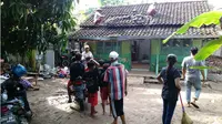Rumah warga tersambar petir di Desa Pulosari Kecamatan Brebes, Kabupaten Brebes. (Liputan6.com/ Fajar Eko Nugroho)