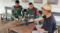 Seorang warga di Kecamatan Long Apari, Kabupaten Mahakam Ulu, Kalimantan Timur menyerahkan senjata api rakitan kepada Satgas Pamtas Yonarmed 5/105 Tarik Pancagiri pada 20 September 2022 lalu.