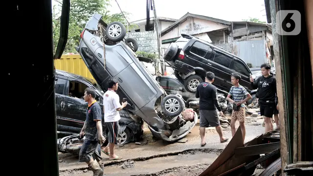Puluhan Mobil Terbalik Diterjang Banjir di Bekasi