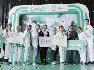 Legenda olahraga Indonesia bersama perwakilan Grab saat peluncuran kampanye "Kemenangan Itu Dekat" di Yogyakarta, Rabu (18/7/2018). Kampanye tersebut untuk mengobarkan semangat kemenangan di Asian Games 2018. (Bola.com/M Iqbal Ichsan)