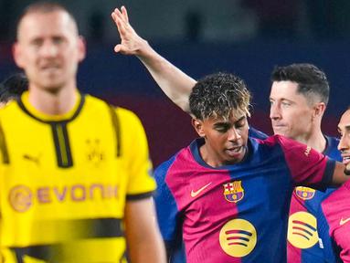 Raphinha, Robert Lewandowski, dan Lamine Yamal terus menunjukkan kekompakan dan ketajaman. Kini mereka menjadi salah satu trio paling tajam di dunia saat ini. (AP Photo/Emilio Morenatti)