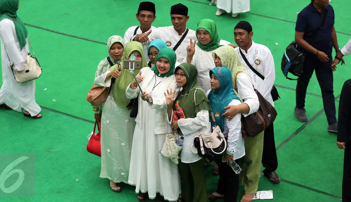 Umat muslim saat berselfie saat acara Silaturahmi Nasional Ulama Rakyat di Ancol, Jakarta, Sabtu (12/11). Acara yang di gagas oleh Partai Kebangkitan Bangsa tersebut bertujuan mendoakan keselamatan Bangsa Indonesia. (Liputan6.com/Johan Tallo)