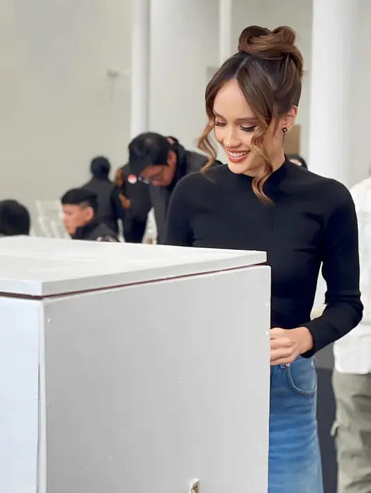 Cinta Laura tampil cantik elegan mengenakan turtleneck hitam lengan panjang, dipadukannya dengan rok jeans. Gaya rambut Cinta juga terlihat chic, ia menata rambutnya dengan gaya high-bun, menyisakan sedikit bagian rambut di sisi kanan-kirinya yang membingkai wajahnya dengan amat baik. [Foto: Instagram/claurakiehl]