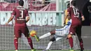 Pemain Inter Milan Geoffrey Kondogbia saat mencetak gol pada lanjutan Liga Italia Serie A di Stadion Olympic, Turin, MInggu (8/11/2015) WIB. Inter menang 1-0. (AFP Photo/Marco Bertorello) 
