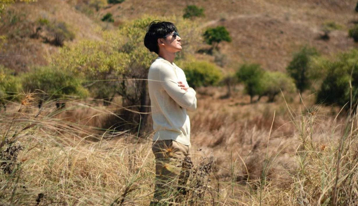 Tampil simpel hanya dengan pakai sweater, penampilan aktor dengan nama lengkap Kenny Austin Setiaanto ini curi perhatian. Kenakan kacamata hitam untuk melindungi matanya dari sinar matahari langsung saat menikmati keindahan Pulau Padar, Kenny Austin makin terlihat keren dan stylish. (Liputan6.com/IG/@kennyauztin)