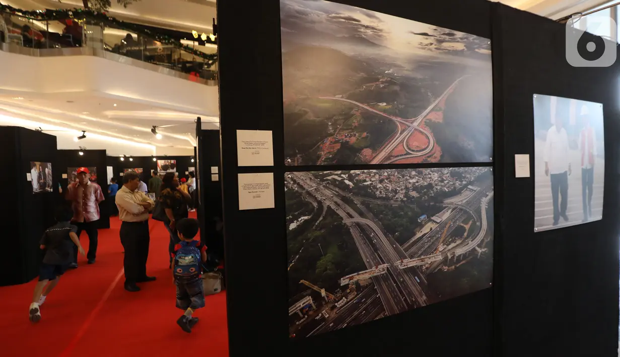 Pengunjung melihat pameran foto Membangun Indonesia di Mall Neo Soho, Jakarta, Minggu (10/11/2019). Pameran menampilkan foto-foto jurnalistik mengenai pembangunan Indonesia yang dikerjakan Jokowi-JK selama 5 tahun bekerja dan akan berlangsung hingga 17/11. (Liputan6.com/Angga Yuniar)