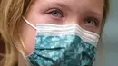 Nina Miller (9) meneteskan air mata sebelum disuntik vaksin COVID-19 pada hari pertama vaksinasi untuk anak 5 - 11 tahun di South Salt Lake, Utah, Rabu (3/11/2021). Ini menjadi langkah perdana vaksinasi Covid-19 bagi anak kecil di Amerika Serikat. (AP Photo /Rick Bowmer)