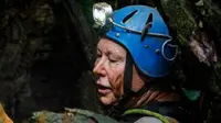 Penyelam asal Inggris, Robert Charles Harper, mengeksplorasi pintu masuk gua selama operasi penyelamatan di gua Tham Luang, Chiang Rai, Thailand pada 29 Juni. (Krit Phromsakla Na Sakolnakorn/AFP)