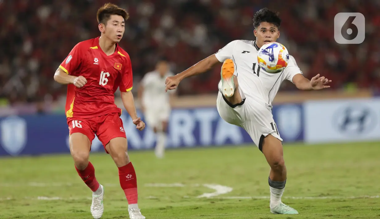 Garuda Muda terus mencoba mengejar ketinggalan gol. (Liputan6.com/Helmi Fithriansyah)
