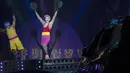 Edson Luan, badut Pipoca, tampil dalam pertunjukan Estoril Circus berformat drive-in di Itaguai, Rio de Janeiro, Brasil, Sabtu (18/7/2020). Pertunjukan yang berlangsung di tengah pandemi tersebut mengikuti langkah-langkah untuk mengekang penyebaran COVID-19. (AP Photo/Leo Correa)