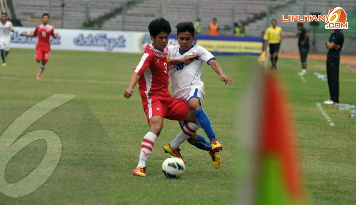 Aksi saling serang juga diperlihatkan pemain Filipina dan Laos dalam laga lanjutan kualifikasi Piala AFC U-19 yang berlangsung di Stadion GBK Jakarta (Liputan6.com/ Helmi Fithriansyah)