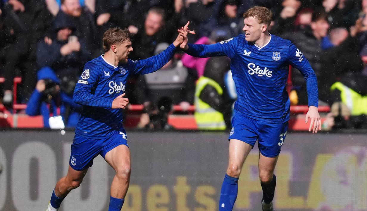 Namun, hal tersebut sirna setelah Kiernan Dewsbury-Hall setelah mencetak gol penyeimbang 2-2 pada menit injury time. Hasil imbang tersebut tak mengubah posisi kedua tim dari klasemen Liga Inggris. (AP Photo/PA/Steven Paston)