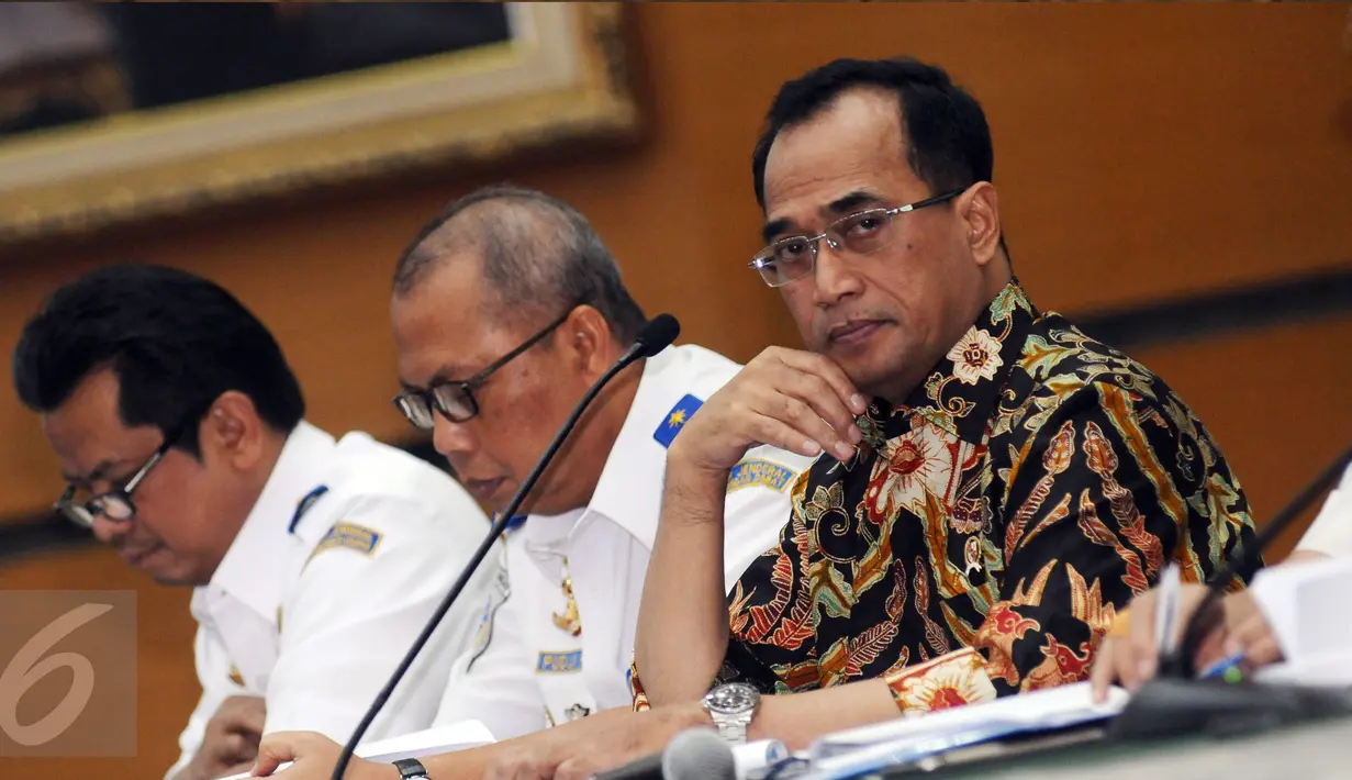 Menhub, Budi Karya Sumadi (kanan) menyimak pertanyaan terkait kesiapan angkutan jelang Natal 2016 dan Tahun Baru 2017 di Jakarta, Selasa (6/12). Diprediksi arus libur panjang terjadi dua hari jelang natal dan tahun baru. (Liputan6.com/Helmi Fithriansyah)