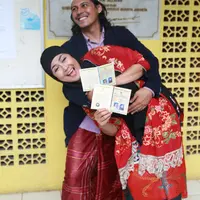 Tepat pukul 09.05 WIB, Ria Irawan resmi dipersunting Mayky Wongkar. Keduanya resmi menikah di Kantor Urusan Agama, Lebak Bulus Jakarta Selatan. (Adrian Putra/Bintang.com)