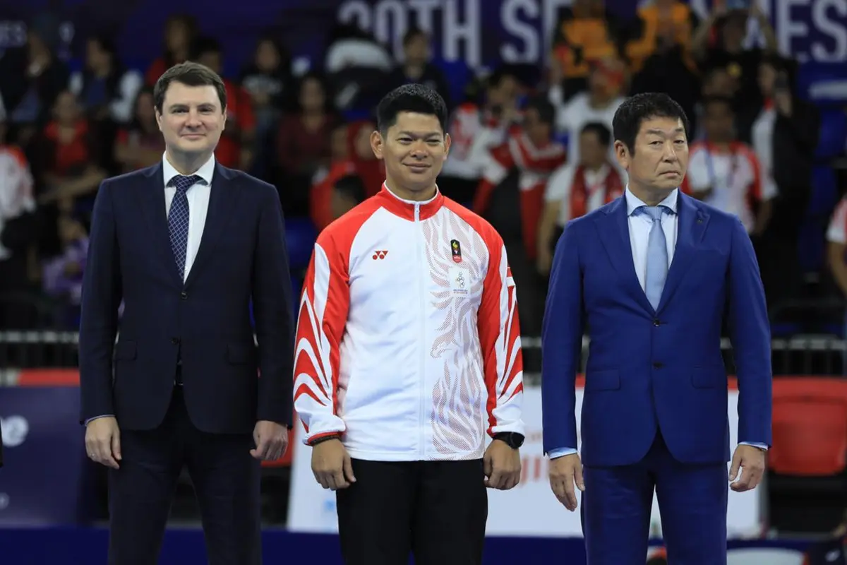 Ketua Komite Olahraga Indonesia (KOI), Raja Sapta Oktohari (tengah).