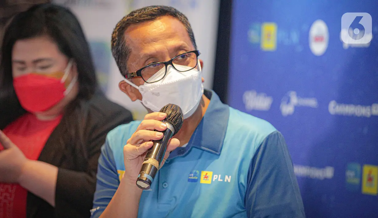 Executive Vice President Komunikasi Korporat dan CSR PLN, Agung Murdifi saat konferensi pers Proliga 2022 di Jakarta, Selasa (21/12/2021). Kompetisi bertajuk PLN Proliga 2022 akan dihelat di Padepokan Voli Jenderal Polisi Kunarto, Bogor dan dilaksanakan tanpa penonton. (Liputan6.com/Faizal Fanani)