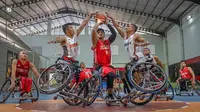 Latihan timnas bola basket kursi roda Indonesia jelang ASEAN Para Games 2022 memenangkan lomba foto internasional. (dok. Priyo Widiyanto).
