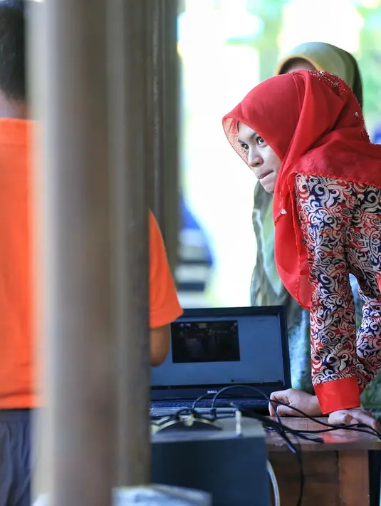 Sebelum memutuskan menjadi guru, sang ibu ingin putrinya menjadi perawat. Rizma memilih menjadi pahlawan tanpa tanda jasa berkat kecintaannya pada dunia pendidikan. Ditambah lagi kebanyakan keluarganya berprofesi sebagai guru. (Adrian Putra/Bintang.com)