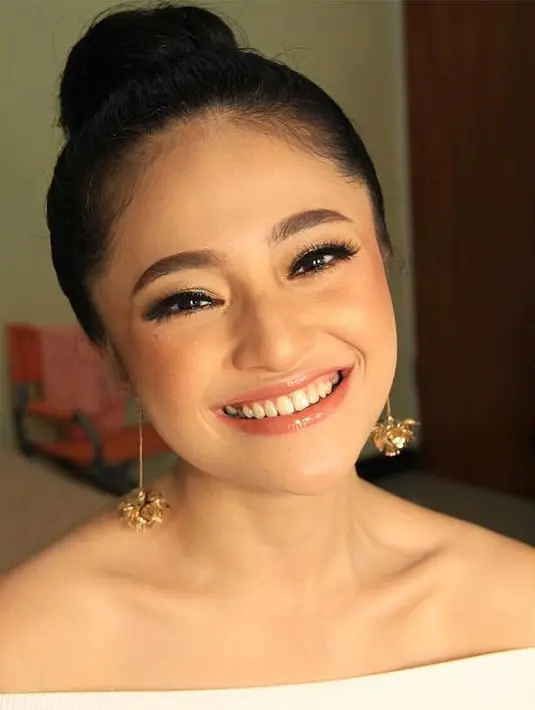 Kalau yang satu ini Caca terlihat begitu elegan. Meski penampilannya sederhana, namun Caca terlihat mewah dan elegan. Rambutnya dibuat bergaya bun hair, makeup yang natural serta anting panjang yang menjuntai. (Instagram/marshanda99)