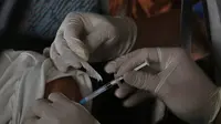 Proses vaksinasi di RSUI Depok (Liputan6.com/Herman Zakharia)