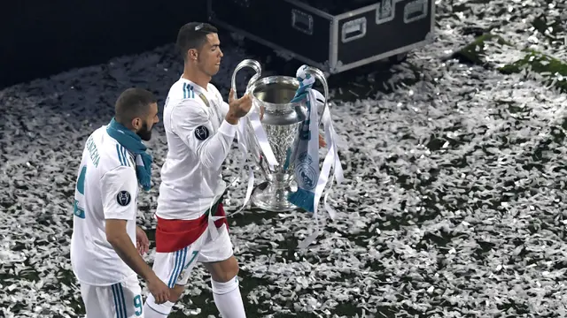 Foto: Momen Hangat Karim Benzema Besama Skuad Los Galacticos Jilid 2, Berpisah dengan Real Madrid setelah 14 Tahun Lamanya