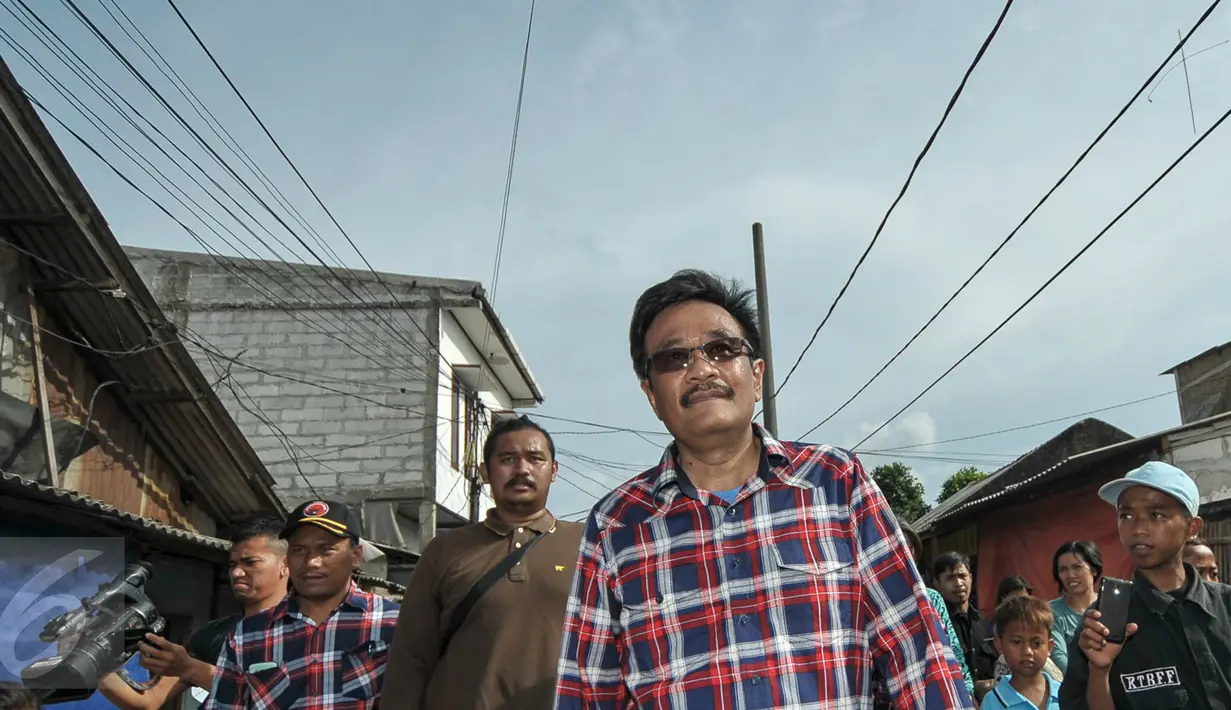 Cawagub DKI Jakarta, Djarot Saiful Hidayat saat melakukan blusukan di Tegal Alur, Jakarta, Rabu (7/12). Dalam blusukannya Djarot berjanji akan segera memasukkan pelayanan air perpipaan di permukiman warga Tegal Alur. (Liputan6.com/Yoppy Renato)