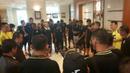 Tim Sriwijaya berdoa di lobi hotel sebelum berangkat menuju Stadion Utama Gelora Bung Karno, Jakarta, Minggu (18/10/2015). (Bola.com/Nicklas Hanoatubun)