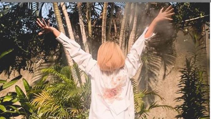 Motif bagian belakang baju Marshanda terlihat seperti bercak darah. (dok.Instagram @marshanda99/https://www.instagram.com/p/B486MwtHnIY/Henry)