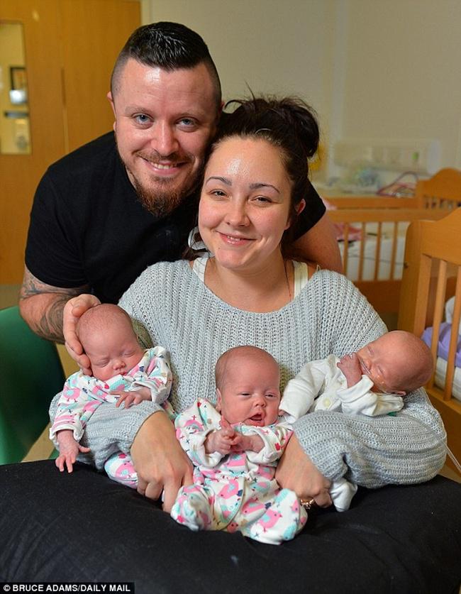 Nampak kebahagian dari keluarga Laura bersama tiga bayi kembarnya | Photo: Copyright dailymail.co.uk
