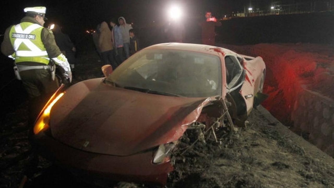 Ini kondisi mobil Arturo Vidal yang rusak parah usai kecelakaan
