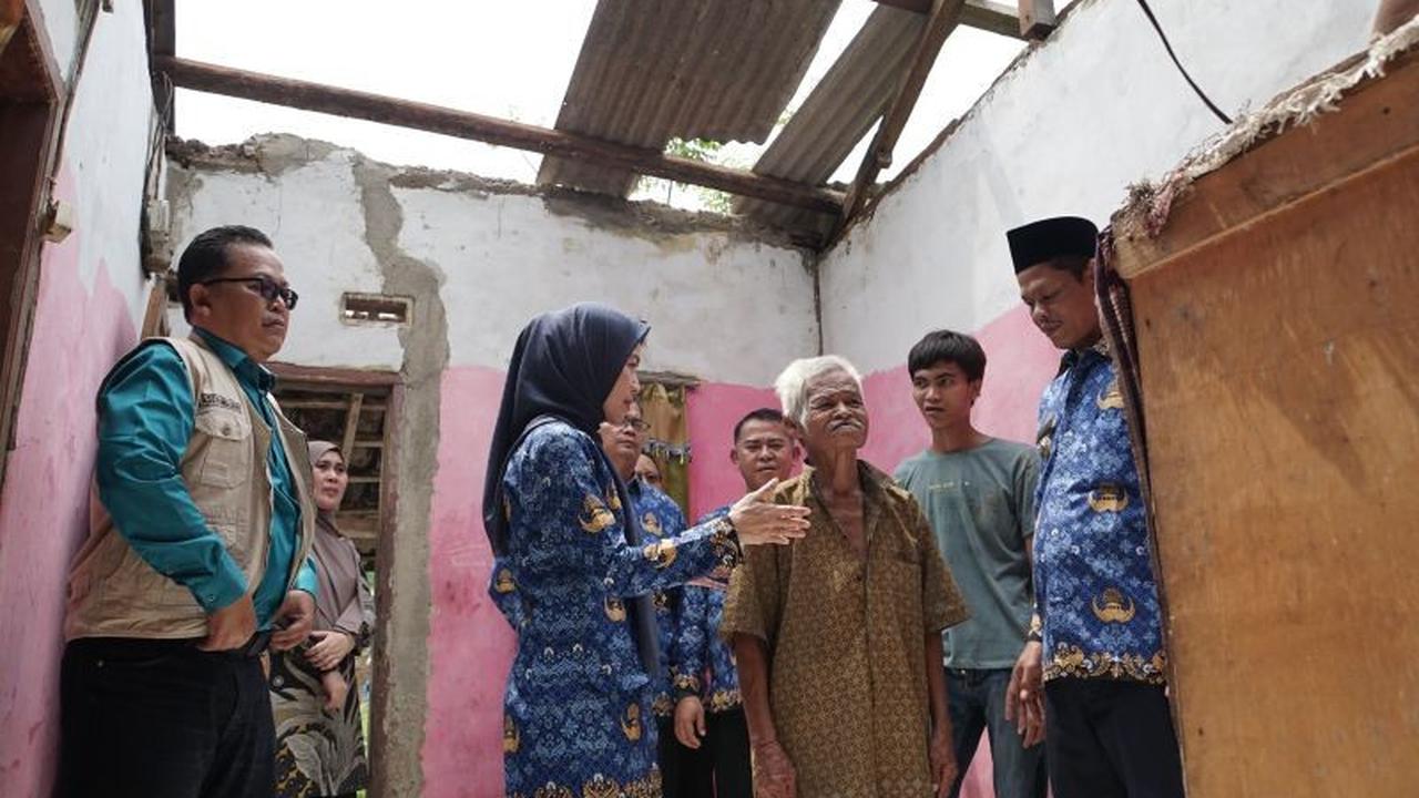 Bupati Serang Janjikan Perbaikan Rumah Puting Beliung: Puluhan Rumah, Masjid, dan Madrasah Rusak Parah