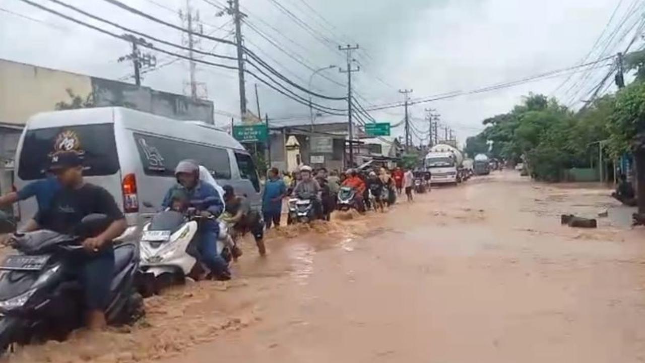 Jalan Pantura Kudus-Pati Lumpuh Akibat Banjir, Lalu Lintas Tersendat Parah