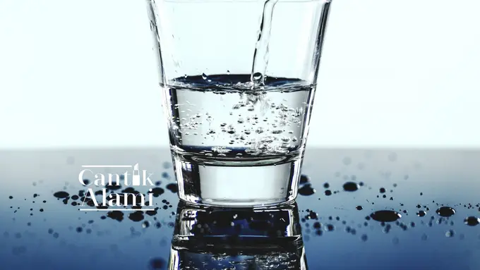 Cantik Alami: Keuntungan Minum Air Putih Setiap Pagi