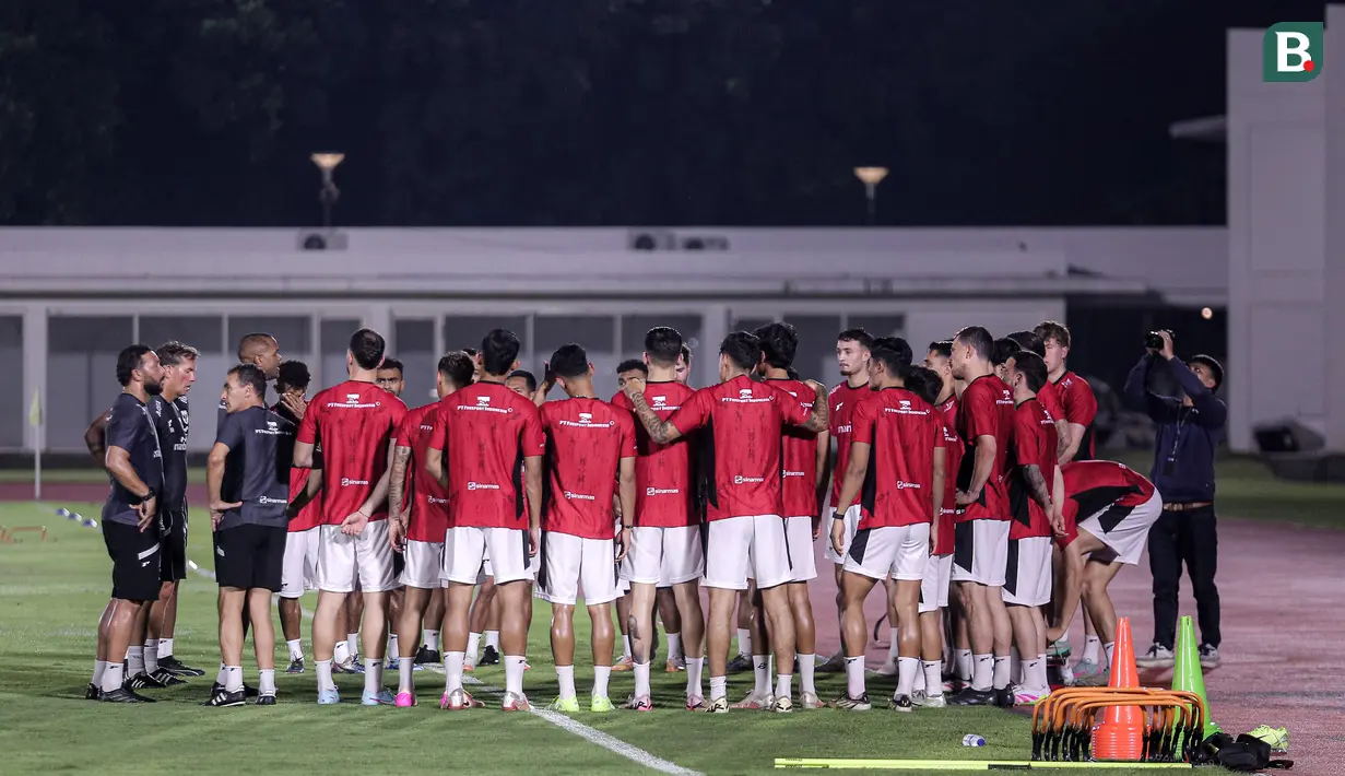Para pemain Timnas Indonesia melakukan briefing saat berlatih menjelang Putaran Ketiga Kualifikasi Piala Dunia 2026 melawan China yang berlangsung di Stadion Madya, Kompleks Stadion Utama Gelora Bung Karno (SUGBK), Senayan, Jakarta, Senin (02/06/2025). (Bola.com/Bagaskara Lazuardi)