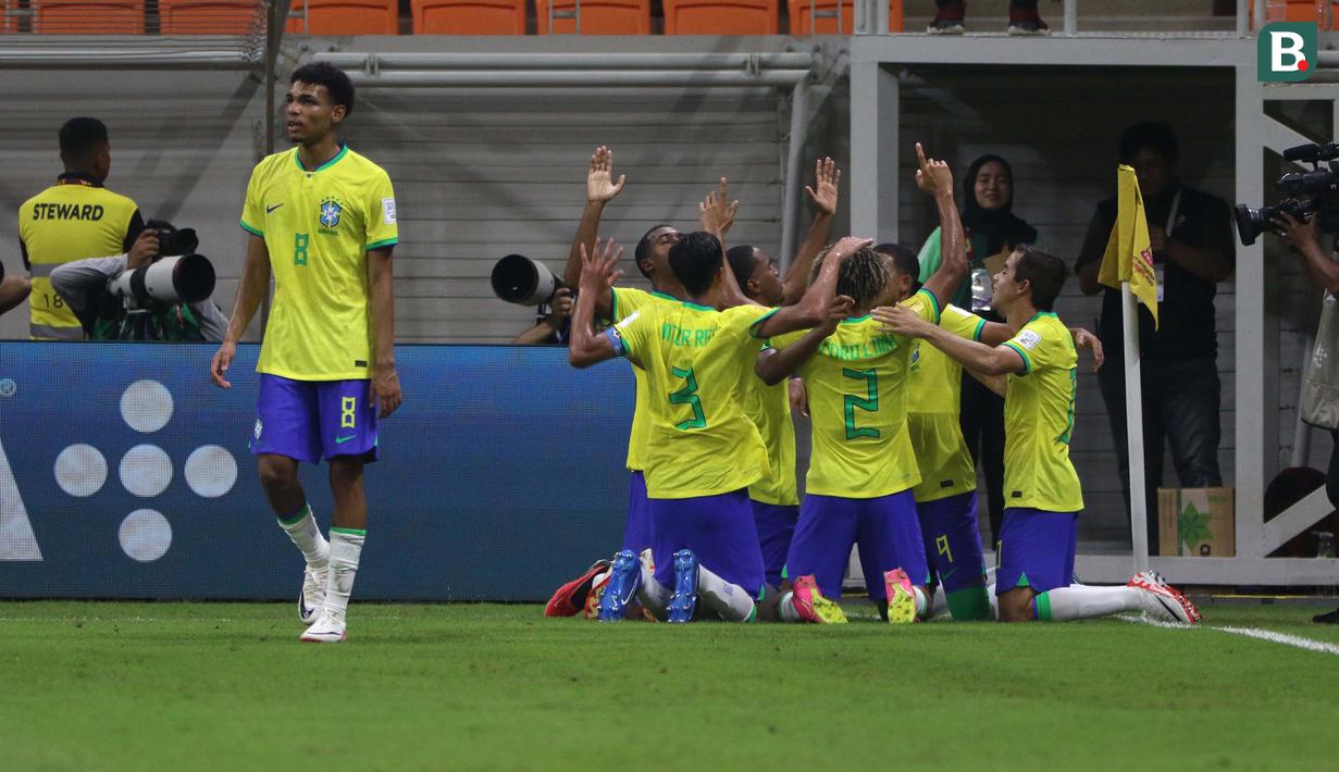 <p>Selebrasi para pemain Timnas Brasil U-17 setelah Rayan mencetak gol pertama ke gawang Timnas Iran U-17 pada laga pertama Grup C Piala Dunia U-17 2023 di Jakarta International Stadium (JIS), Jakarta, Sabtu (11/11/2023). (Bola.com/Ikhwan Yanuar)</p>