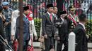 Presiden Joko Widodo atau Jokowi (tengah) bersama Wakil Presiden Ma'ruf Amin, Menteri Pertahanan Prabowo Subianto, dan Panglima TNI Jenderal Andika Perkasa menyaksikan defile yang menampilkan pasukan tiga matra TNI di depan Istana Merdeka, Jakarta, Rabu (5/10/2022). Kegiatan yang diikuti oleh seluruh kesatuan jajaran TNI ini dalam rangka menyambut HUT ke-77 TNI. (Liputan6.com/Faizal Fanani)