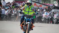 Aksi freestyle motor saat menghibur warga selama kegiatan Millenial Road Safety Festival Gorontalo, Minggu (10/2). Atraksi freestyle tesebut untuk memeriahkan acara Millenial Road Safety Festival . (Liputan6.com/Rahmad Arfandi Ibrahim)