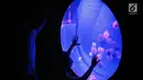 Pengunjung melihat ubur-ubur di Wahana Jellyfish Sphere di SeaWorld Ancol, Jakarta, Selasa (25/12). Sea World menjadi tempat wisata alternatif warga menghabiskan libur Natal 2018. (Liputan6.com/Faizal Fanani)
