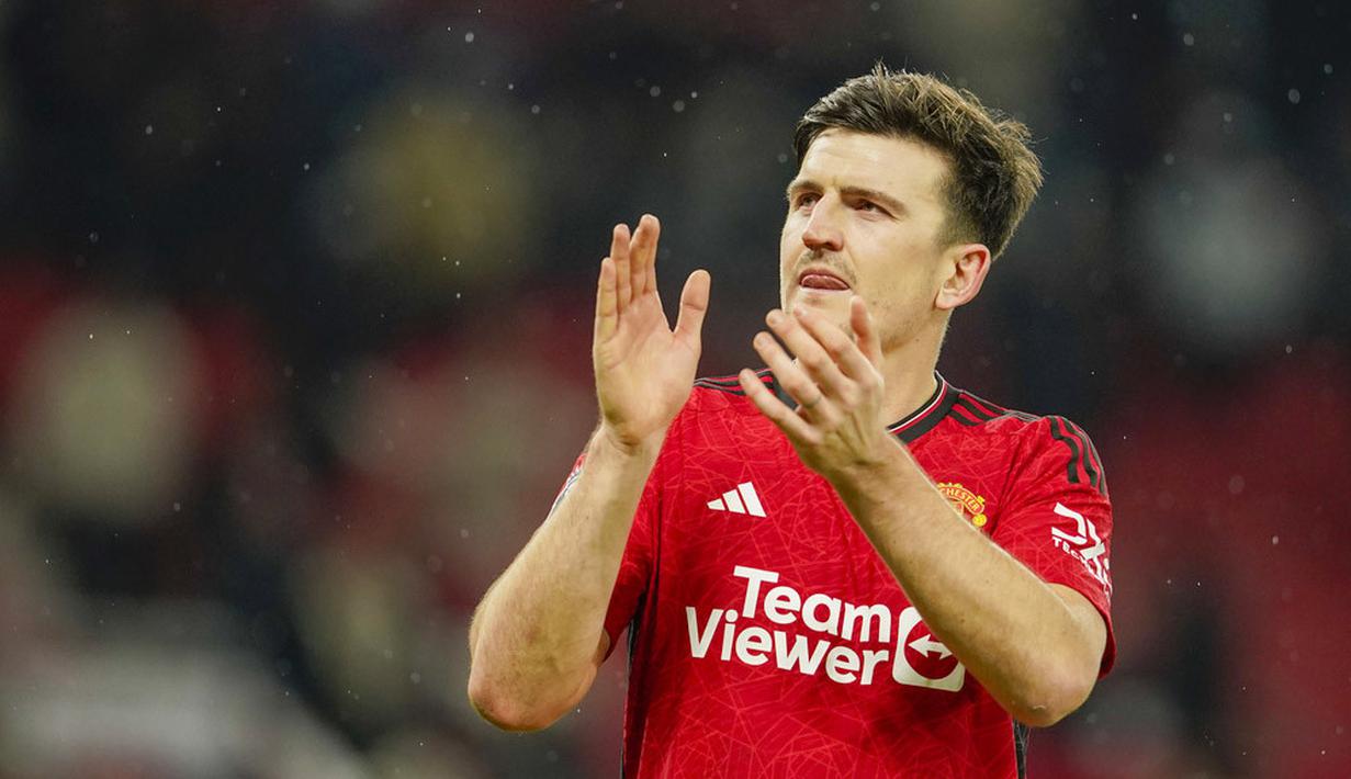 Harry Maguire membuktikan bahwa ia masih pantas menjadi benteng utama di lini belakang MU. Ia tampil kukuh dan membuat lini serang The Blues kesulitan, terutama di babak kedua. (AP Photo/Dave Thompson)