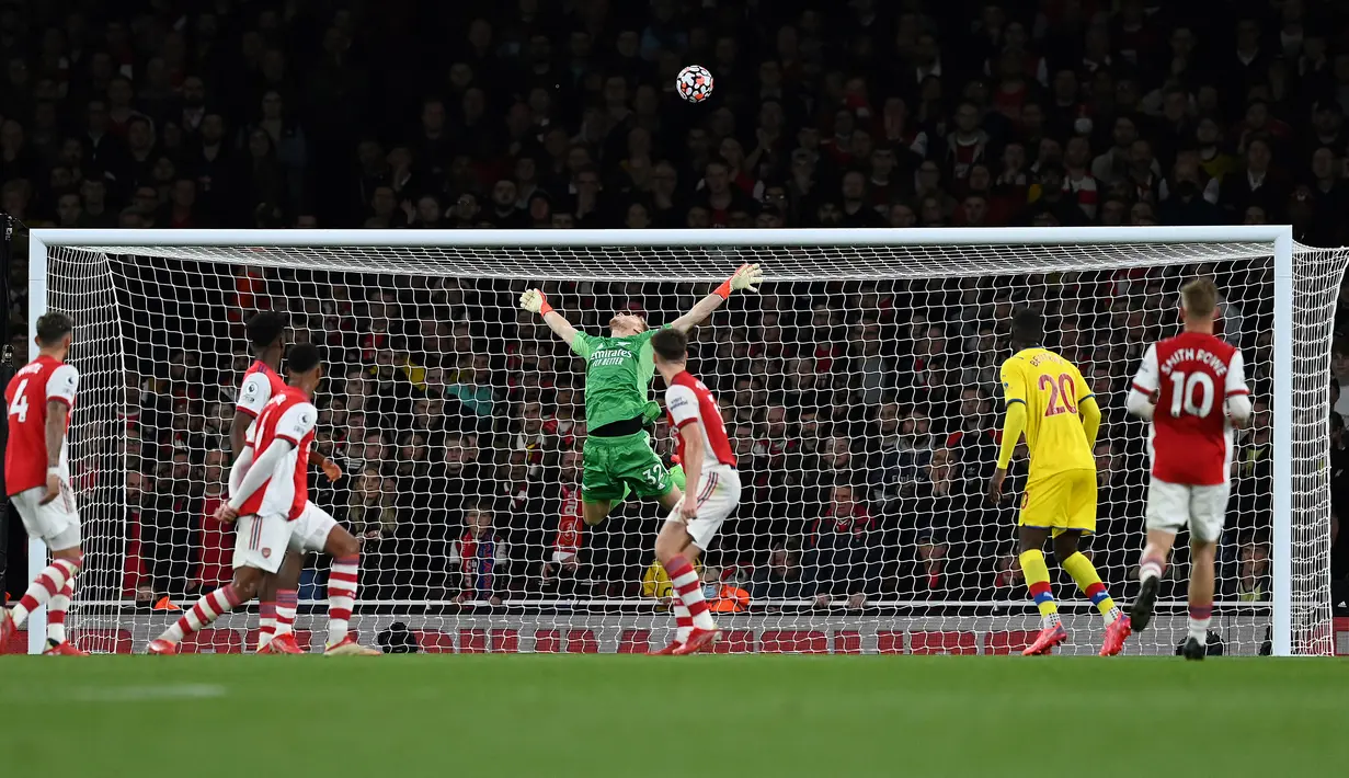 Crystal Palace nyaris berbalik unggul pada menit ke-56. Sepakan on target Jordan Ayew (tidak terlihat) dari dekat kotak penalti masih dapat diblok Aaron Ramsdale. (AFP/Glyn Kirk)