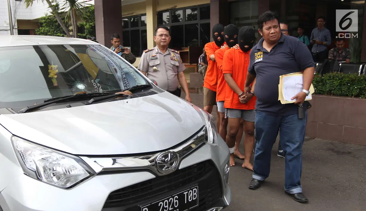 Pelaku pemerasan dan  membuang korban dalam keadaan terikat dan telanjang bulat di Jalan Kemang Timur V, Mampang Jaksel, pada Rabu (21/2) dini hari saat rilis kasus 365 KUHP di Polres Metro Jakarta Selatan, Jumat (23/2). (Liputan6.com/Arya Manggala)