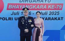 6 Inspirasi Model Kebaya Panjang Uut Permatasari, Anggun Maksimal
