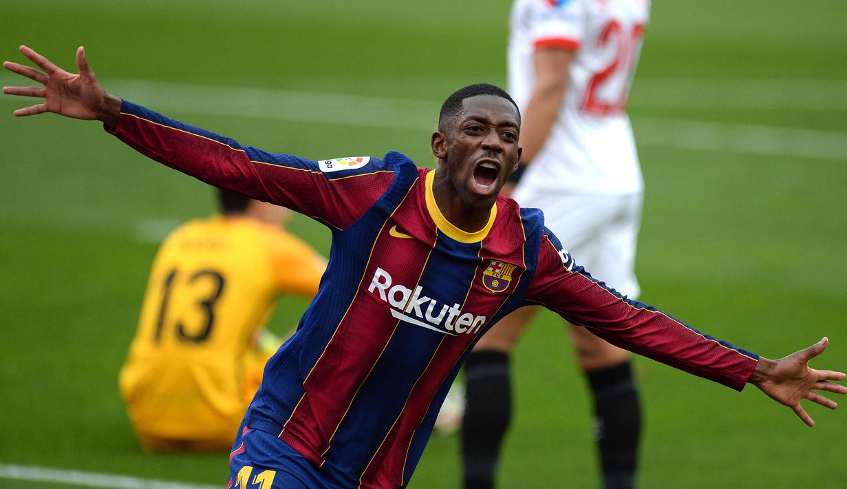 Pemain Barcelona, Ousmane Dembele hampir dipinjam oleh Manchester United pada detik-detik terakhir bursa transfer musim lalu. Hal tersebut gagal akibat beberapa faktor, salah satunya Barcelona menginginkan kontrak permanen terhadap pemain berkebangsaan Prancis tersebut. (Foto: AFP/Cristina Quicler)