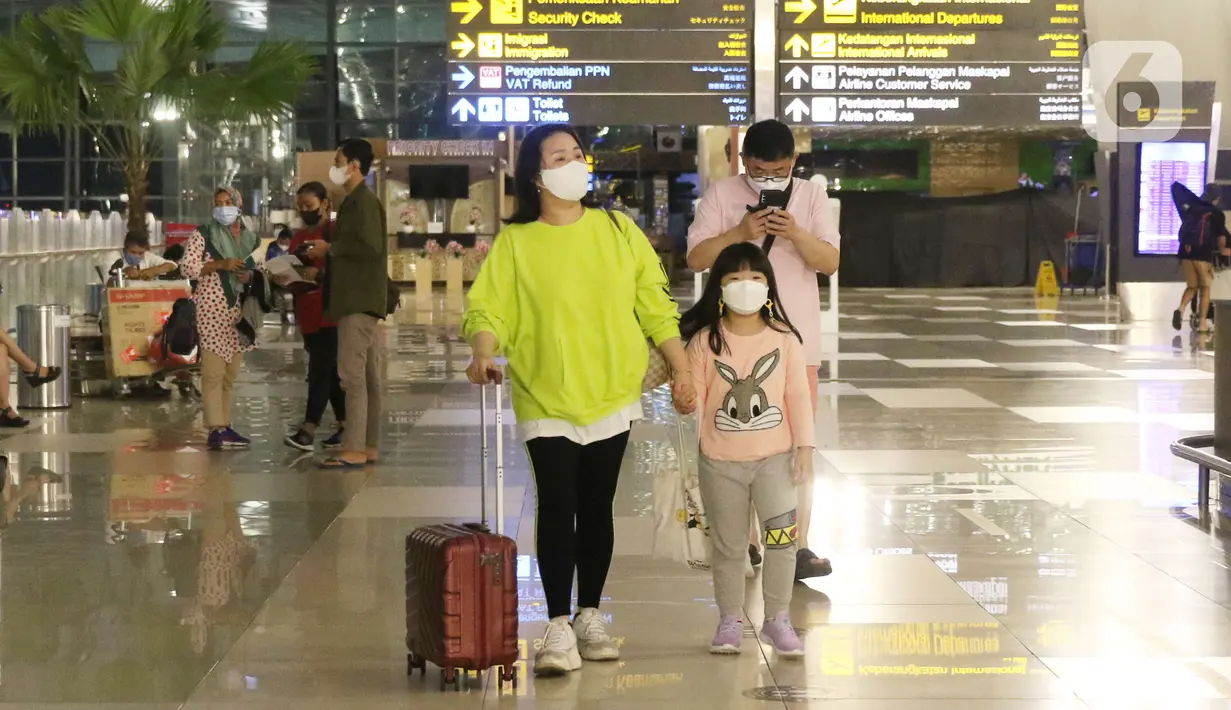 <p>Penumpang melintas di aera cek in pesawat terbang di terminal 3, Bandara Soetta, Tangerang, Banten, Rabu (15/12/2021). Pemerintah mewajibkan pelaku perjalanan jauh harus sudah mendapatkan vaksin Covid-19 2 dosis atau dosis lengkap. (Liputan6.com/Angga Yuniar)</p>