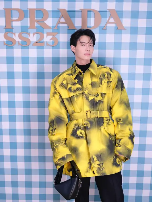 <p>Win Metawin melengkapi penampilan di dalam perhelatan fashion show koleksi pakaian pria Musim Semi/ Panas 2023 Prada mengenakan saffiano leather belt bag warna kuning, serta sepatu leather loafers warna hitam. (FOTO: instagram.com/winmetawin/)</p>