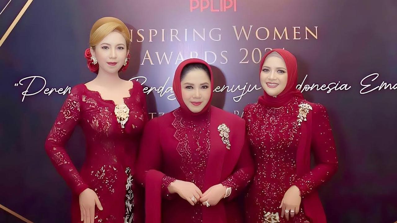 Potret Cantik Heni Tania Istri Kombes Polisi Kenakan Kebaya Warna Ungu