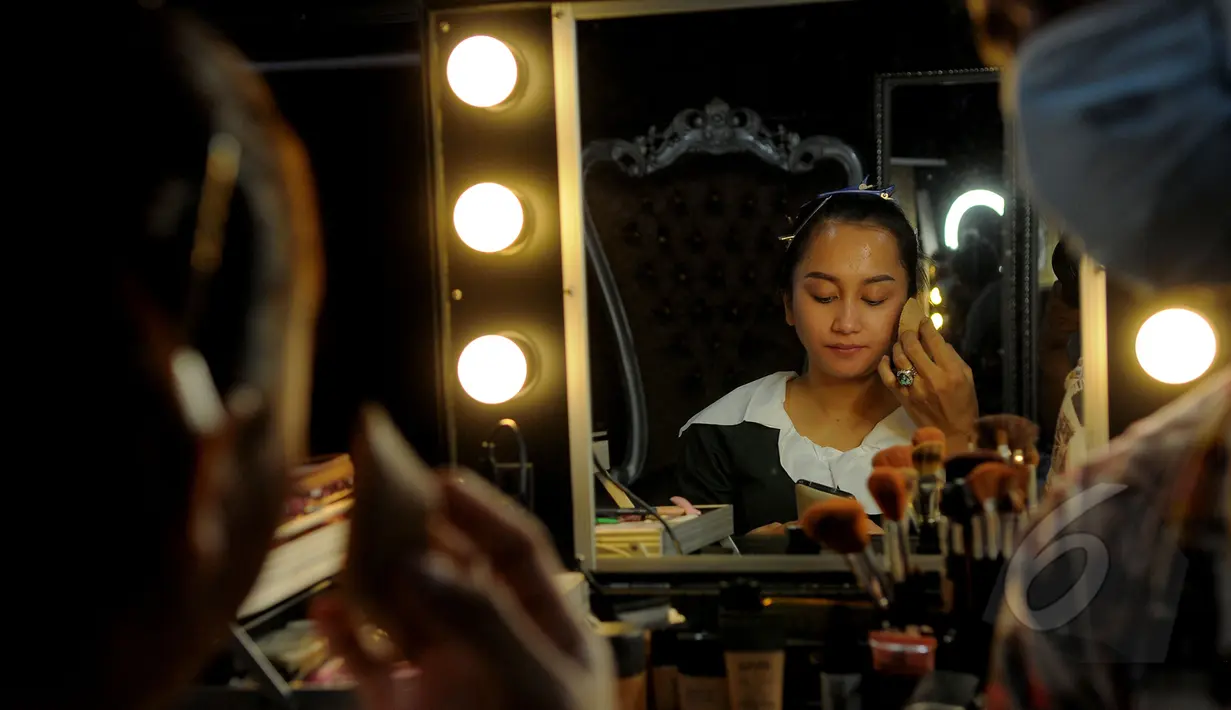 Septy Sanustika saat dirias jelang syuting pembuatan videoklip single 'Playboy Cap Sisir' di kawasan Ciputat, Tangerang Selatan, Senin (16/3/2015). (Liputan6.com/Faisal R Syam) 