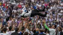 <p>Pemain Real Madrid melempar pelatih Carlo Ancelotti untuk merayakan gelar La Liga Spanyol usai pertandingan melawan Espanyol di stadion Santiago Bernabeu di Madrid, Sabtu  (30/4/2022). Ini adalah trofi Liga Spanyol kedua Madrid dalam tiga tahun terakhir, setelah musim 2019/2020. (AP Photo/Bernat Armangue)</p>