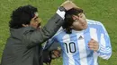 Reaksi bangganya Maradona terhadap Messi terlihat di gambar ini, Messi dinilai menjadi pemain luar biasa penerus Maradona. Keduanya sama-sama jadi tulang punggung Argentina yang persembahkan gelar Piala Dunia 2022. (AFP/javier soriano)